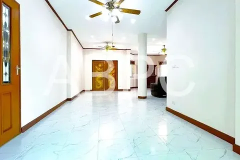 Casa de 5 dormitorios en Pattaya, Tailandia № 211588 - foto 15