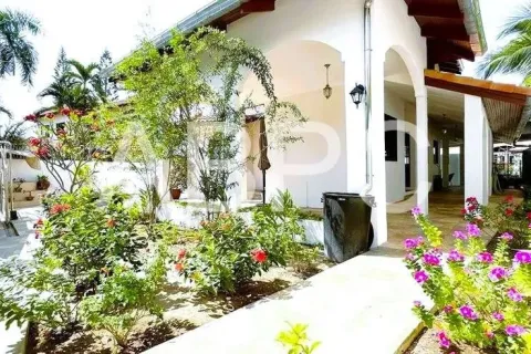Casa de 5 dormitorios en Pattaya, Tailandia № 211588 - foto 10