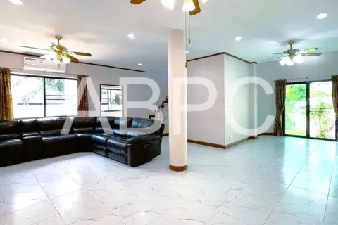 Casa de 5 dormitorios en Pattaya, Tailandia № 211588 - foto 14