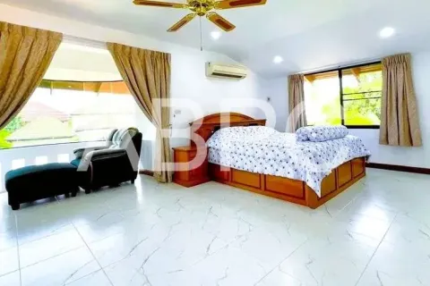 Casa de 5 dormitorios en Pattaya, Tailandia № 211588 - foto 17