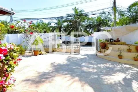 Casa de 5 dormitorios en Pattaya, Tailandia № 211588 - foto 12