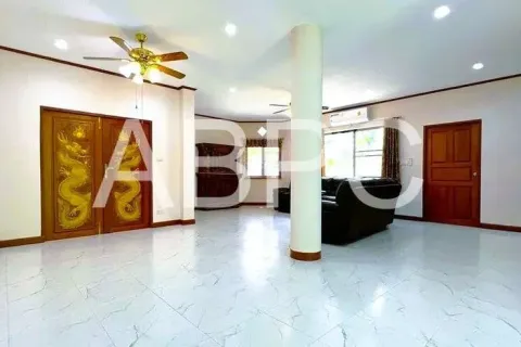 Casa de 5 dormitorios en Pattaya, Tailandia № 211588 - foto 2