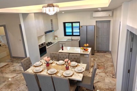 House in Pattaya, Thailand 4 bedrooms № 157771 - photo 11