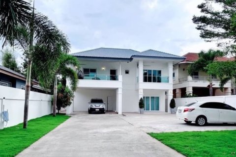 House in Pattaya, Thailand 3 bedrooms № 157775 - photo 1