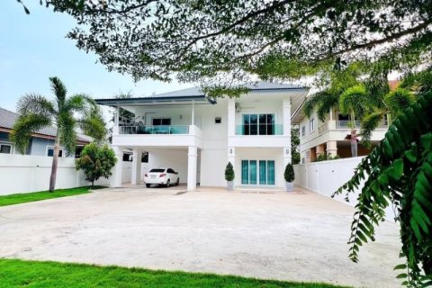 House in Pattaya, Thailand 3 bedrooms № 157775 - photo 12