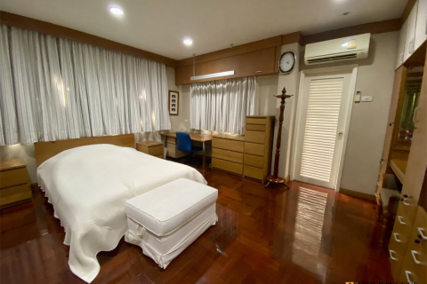 House in Bangkok, Thailand 5 bedrooms № 189493 - photo 1