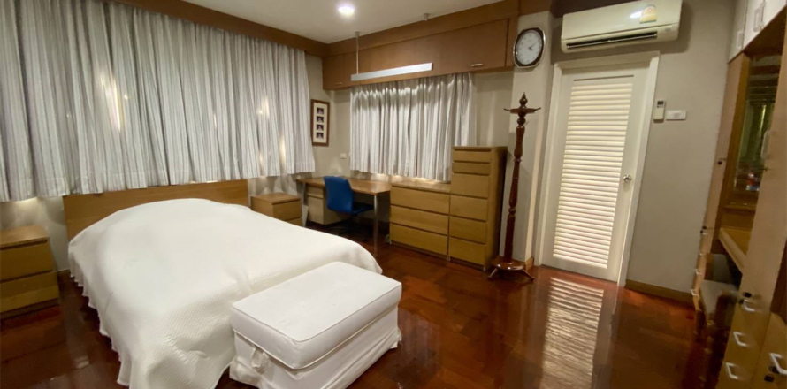 House in Bangkok, Thailand 5 bedrooms № 189493