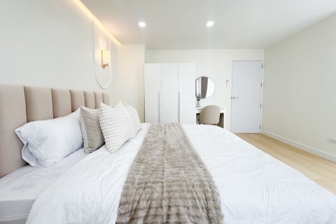 Кондоминиум с 2 спальнями в Хуай Кванге, Бангкок, Таиланд № 153262 - фото 6