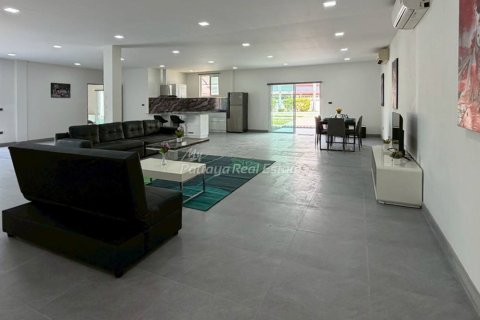 Casa de 6 dormitorios en Bang Lamung, Tailandia № 233705 - foto 3