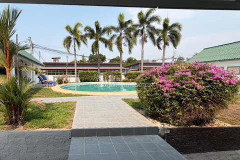 Casa de 6 dormitorios en Bang Lamung, Tailandia № 233705 - foto 14