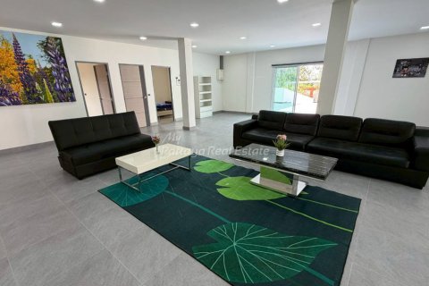 Casa de 6 dormitorios en Bang Lamung, Tailandia № 233704 - foto 2