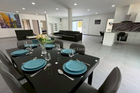 Casa de 6 dormitorios en Bang Lamung, Tailandia № 233704 - foto 3