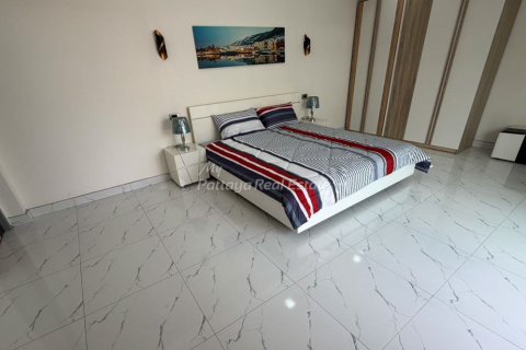 Casa de 6 dormitorios en Bang Lamung, Tailandia № 233704 - foto 13