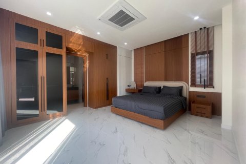 Villa in Phuket, Thailand 3 bedrooms № 154408 - photo 11
