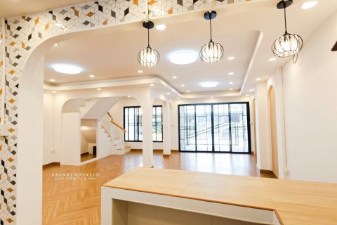 Таунхаус в Бангкоке, Таиланд с 4 спальнями  № 158392 - фото 2