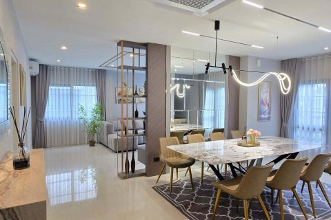 House in Bang Kaeo, Thailand 4 bedrooms № 154329 - photo 1