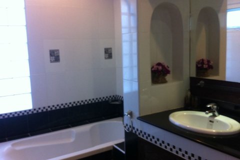 Villa in Kathu, Thailand 3 bedrooms № 164321 - photo 9