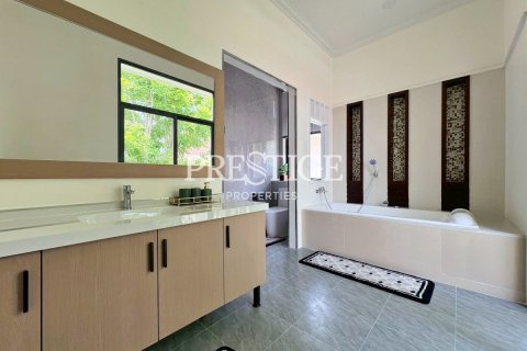 House in Pattaya, Thailand 4 bedrooms № 197605 - photo 15