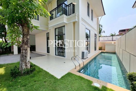 House in Pattaya, Thailand 4 bedrooms № 197605 - photo 2