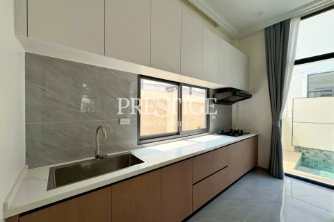 House in Pattaya, Thailand 4 bedrooms № 197605 - photo 10