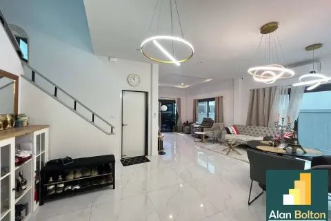 Casa de 4 dormitorios en Pattaya, Tailandia № 210680 - foto 7