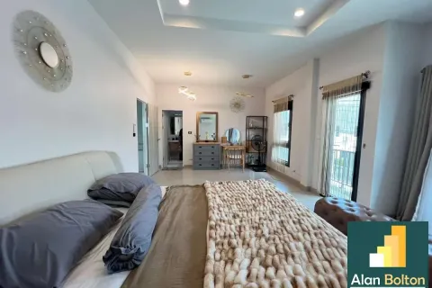 Casa de 4 dormitorios en Pattaya, Tailandia № 210680 - foto 6
