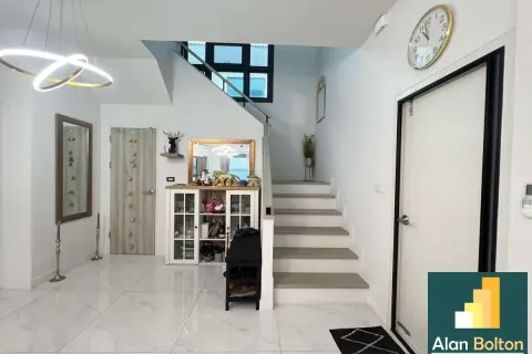 Casa de 4 dormitorios en Pattaya, Tailandia № 210680 - foto 3