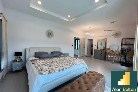 Casa de 4 dormitorios en Pattaya, Tailandia № 210680 - foto 13
