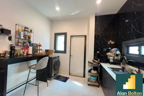 Casa de 4 dormitorios en Pattaya, Tailandia № 210680 - foto 16