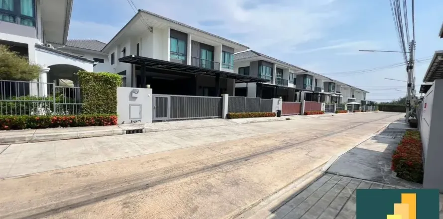 Casa de 4 dormitorios en Pattaya, Tailandia № 210680