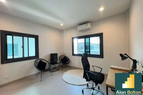 Casa de 4 dormitorios en Pattaya, Tailandia № 210680 - foto 4