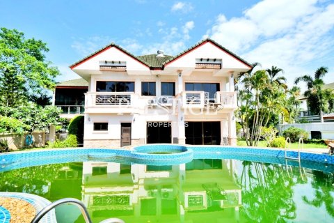 House in Pattaya, Thailand 4 bedrooms № 198702