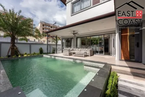 Casa de 4 dormitorios en Pattaya, Tailandia № 213648 - foto 12