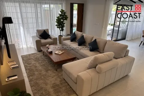 Casa de 4 dormitorios en Pattaya, Tailandia № 213648 - foto 3