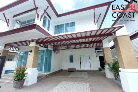 Casa de 4 dormitorios en Pattaya, Tailandia № 213651 - foto 2