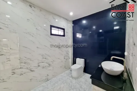 Casa de 5 dormitorios en Pattaya, Tailandia № 213652 - foto 12
