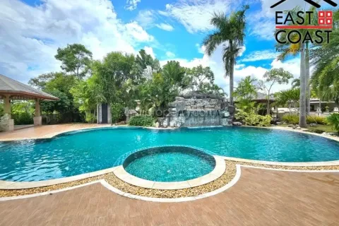 Casa de 4 dormitorios en Pattaya, Tailandia № 213650 - foto 3