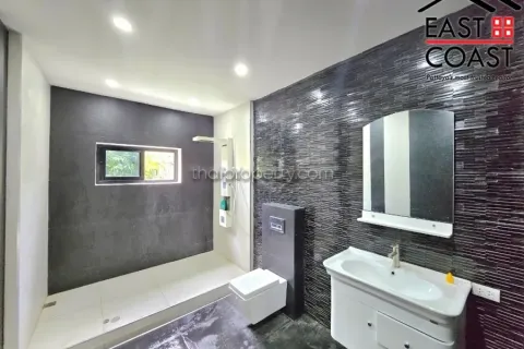 Casa de 4 dormitorios en Pattaya, Tailandia № 213650 - foto 16