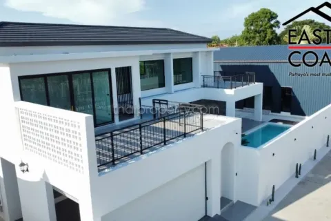 Casa de 4 dormitorios en Pattaya, Tailandia № 213301 - foto 2