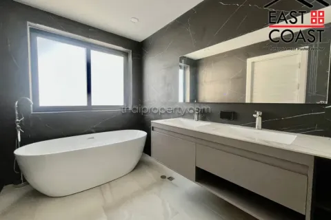 Casa de 4 dormitorios en Pattaya, Tailandia № 213301 - foto 14