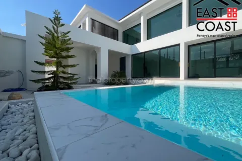 Casa de 4 dormitorios en Pattaya, Tailandia № 213301 - foto 3