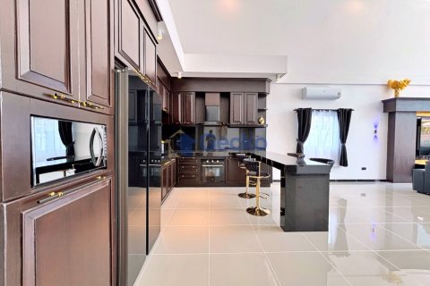 House in Pattaya, Thailand 6 bedrooms № 195938 - photo 5