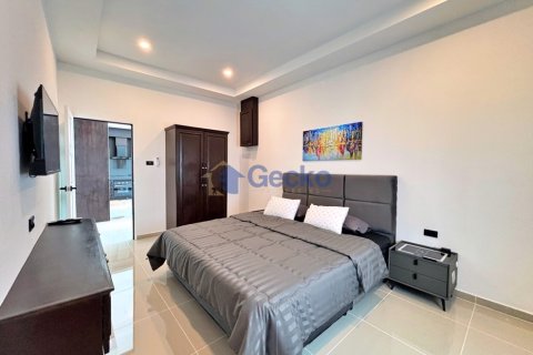 House in Pattaya, Thailand 6 bedrooms № 195938 - photo 13