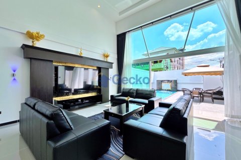 House in Pattaya, Thailand 6 bedrooms № 195938 - photo 3