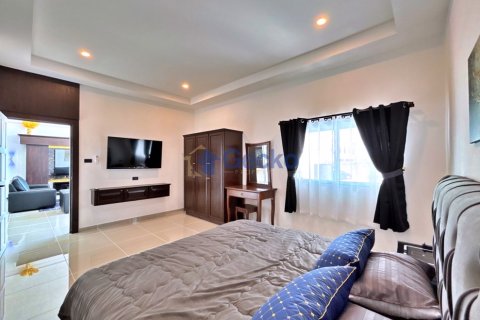 House in Pattaya, Thailand 6 bedrooms № 195938 - photo 27