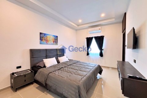 House in Pattaya, Thailand 6 bedrooms № 195938 - photo 12