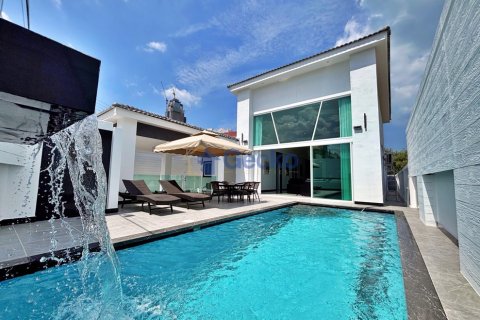 House in Pattaya, Thailand 6 bedrooms № 195938