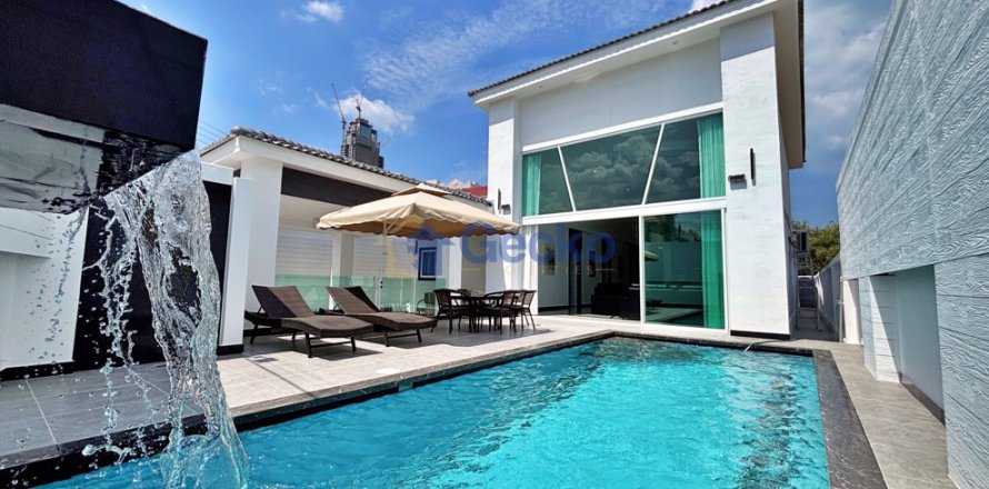 House in Pattaya, Thailand 6 bedrooms № 195938