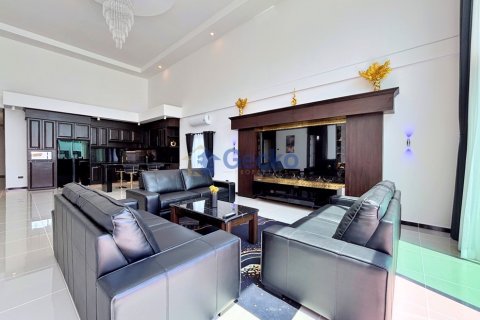 House in Pattaya, Thailand 6 bedrooms № 195938 - photo 4