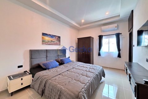 House in Pattaya, Thailand 6 bedrooms № 195938 - photo 28